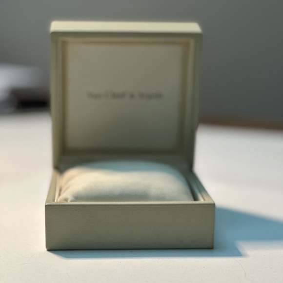 Van Cleef & Arpels Cream Jewelry Box - Picture 2 of 9